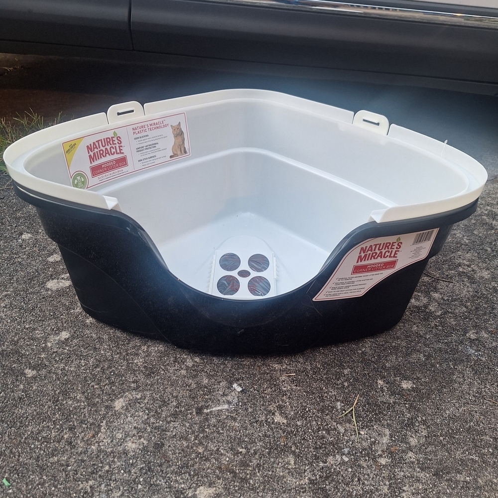 NEW NEW Nature’s Miracle Hooded Corner Litter Box, With Odor Control Filter